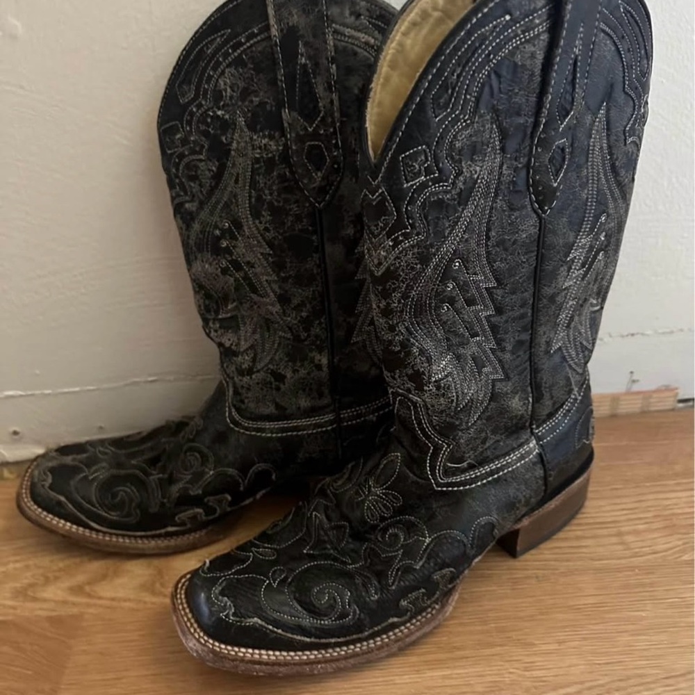 Elegant Black and Silver Embroidered Western Boots